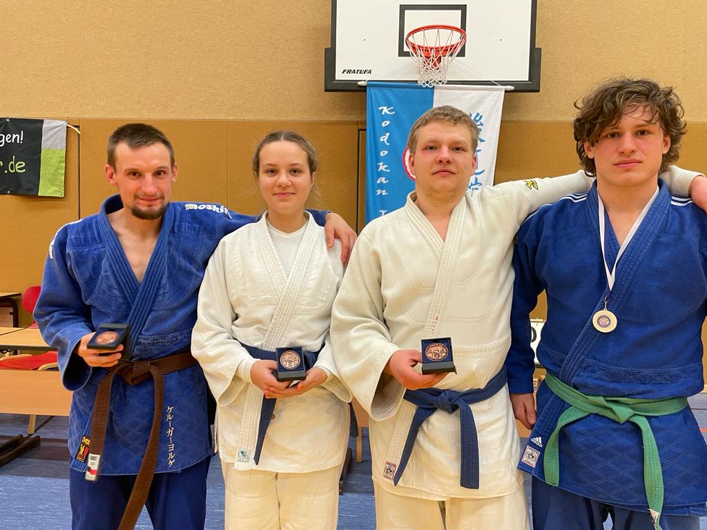 Jörg, Anna, Micha und Jacob mit Medaillen beim Richard-Hellmann-Pokal in Vetschau